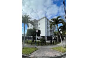 2500 Sw 6th St 404, Miami