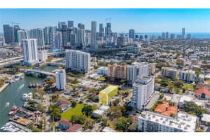 566 Nw 1st St, Miami