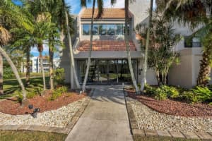 230 Lakeview Dr 206, Weston