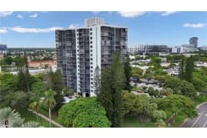 20100 W Country Club Dr 1704, Aventura