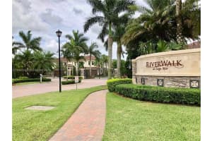 106 Riverwalk Cir E 106, Plantation