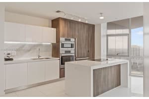 851 Ne 1st Ave 2102, Miami