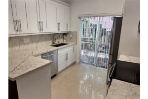 8025 Lake Dr 102, Doral