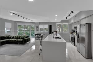 20000 E Country Club Dr 211, Aventura