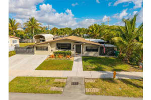 2485 Ne 214th Street, Miami