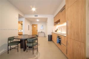 11 Ne 6th 1403, Miami