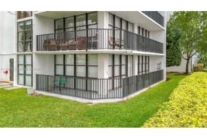 1000 Parkview Dr 121, Hallandale Beach