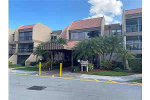 240 Lakeview Dr 308, Weston