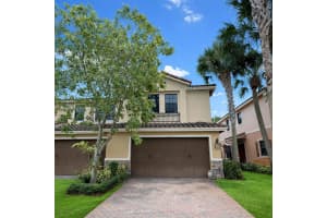 110 E Riverwalk Cir E, Plantation