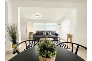 412 Nw 95th St, Miami