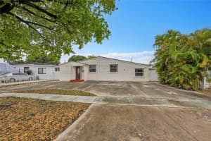 210 E 59th St, Hialeah