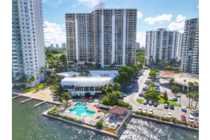 20281 E Country Club Dr 2405, Aventura