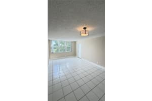 9461 Evergreen Pl 305, Davie