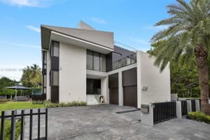 610 Harbor Cir, Key Biscayne