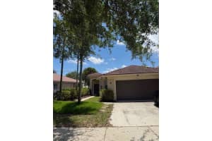 513 Live Oak Ln, Weston