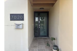 7020 Crown Gate Dr, Miami Lakes