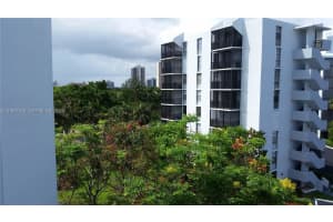 3475 N Country Club Dr 202, Aventura