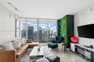 92 Sw 3rd St 4702, Miami