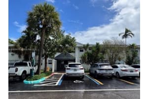 7925 West Dr 15, North Bay Village