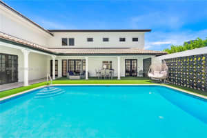 472 Sunset Dr, Hallandale Beach