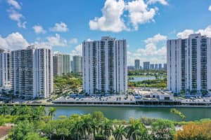 3675 N Country Club Dr 401, Aventura