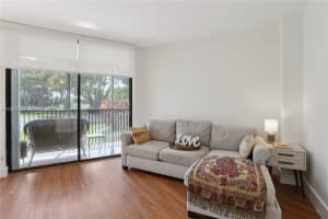 3101 N Country Club Dr 102, Aventura