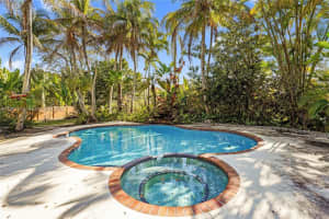 8250 Sw 95th St, Miami