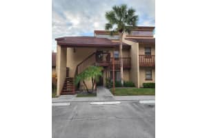 302 Lakeview Dr E, Royal Palm Beach