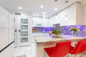 1261 W 43rd Pl, Hialeah