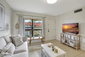 561 Nw 100th Pl 201, Pembroke Pines