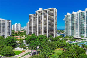 20281 E Country Club Dr 1412, Aventura