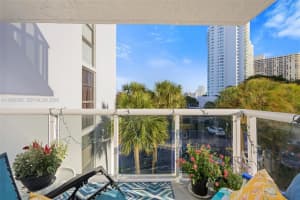 20515 E Country Club Dr 348, Aventura