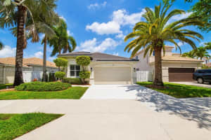 717 Tanglewood Cir, Weston