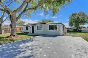 136 Miami Gardens Rd, West Park
