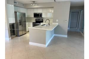 19701 E Country Club Dr 5208, Aventura