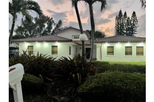 19740 W Saint Andrews Dr, Hialeah