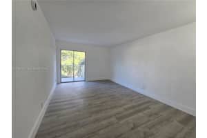 4550 Nw 9th St 304e, Miami