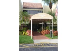 220 Lakeview Dr 301, Weston