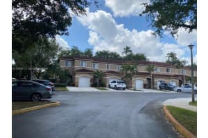 7690 S Southwood Cir, Davie