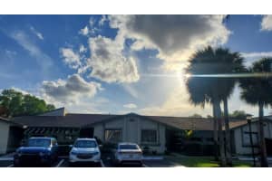 454 Lakeview Dr 2, Weston