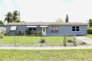 1240 Ne 214th St, Miami