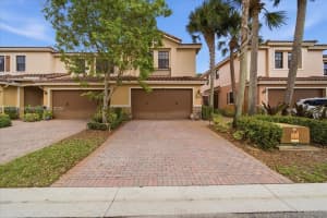 110 E Riverwalk Circle E, Plantation