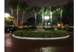 8245 Lake Dr 301, Doral