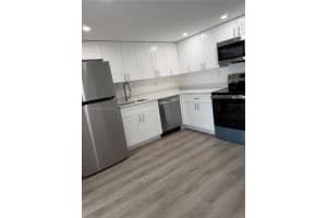 200 Lakeview Dr 102, Weston