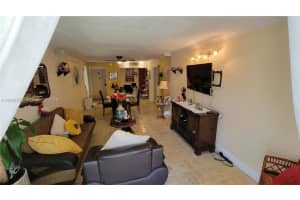 3101 N Country Club Dr 101, Aventura