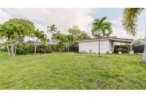 1300 Ne 204th St 1300, Miami
