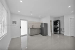 570 Nw 48th St, Miami