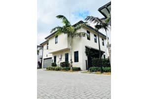 8253 Nw 47th Ln, Doral