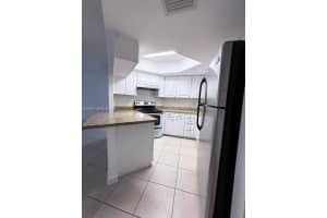 8333 Lake Dr 407, Doral