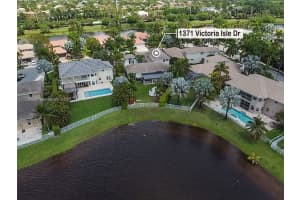 1371 Victoria Isle Dr, Weston